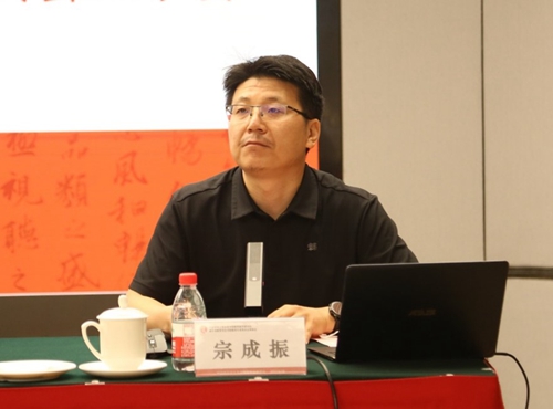 006 开云中国书法教育专业委员会秘书长宗成振主持会议_500.jpg